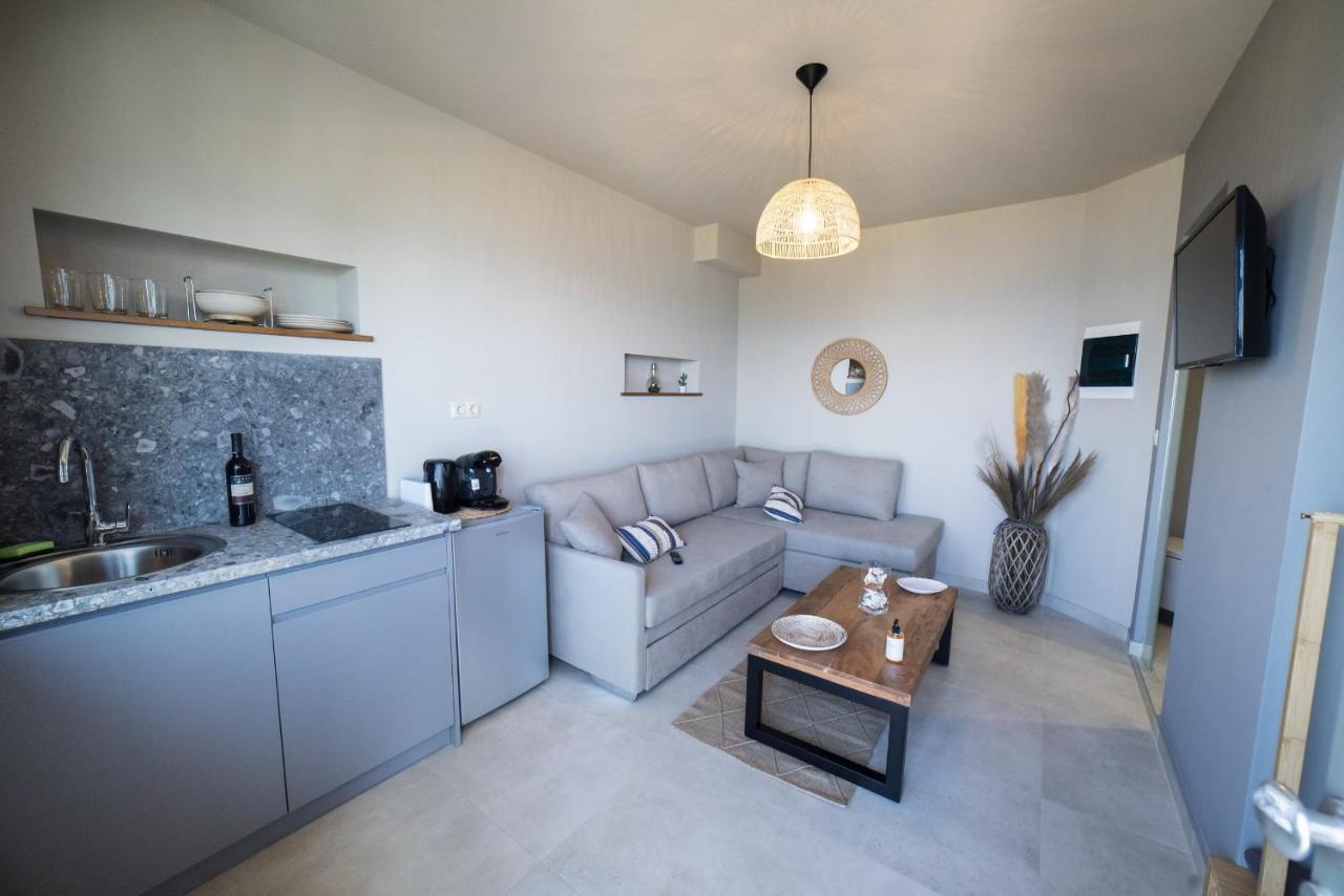 Theros Suites Dhiminio Esterno foto