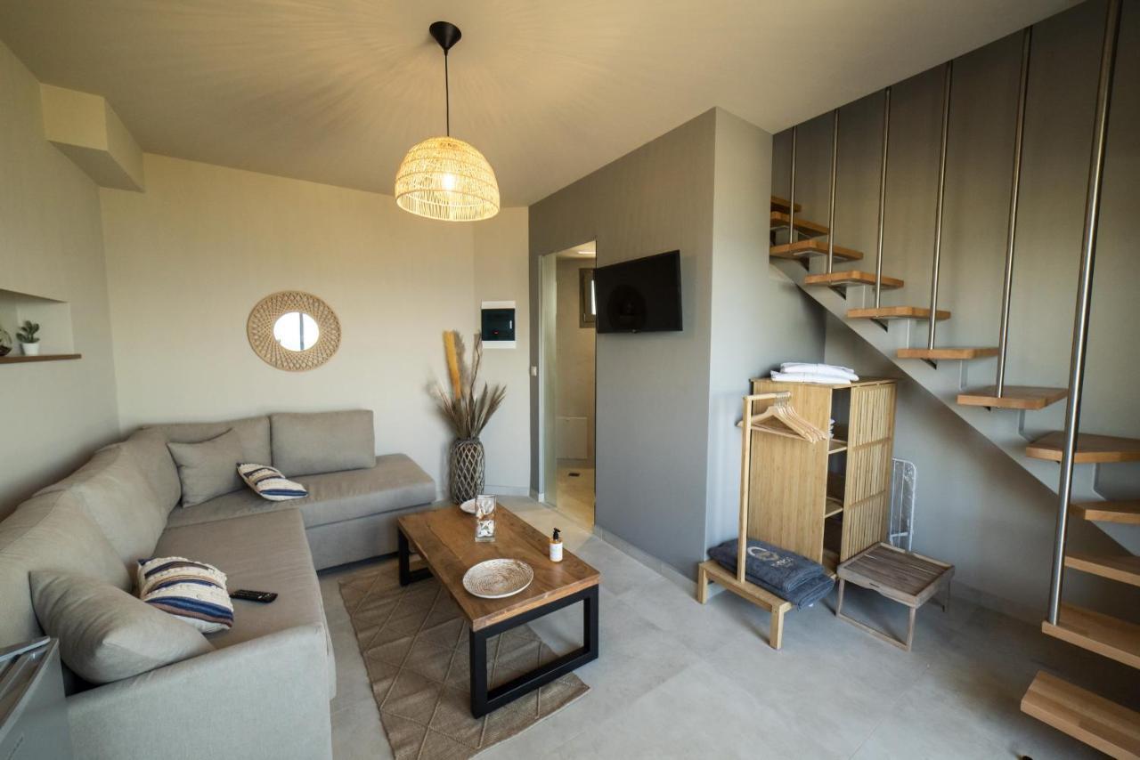 Theros Suites Dhiminio Esterno foto